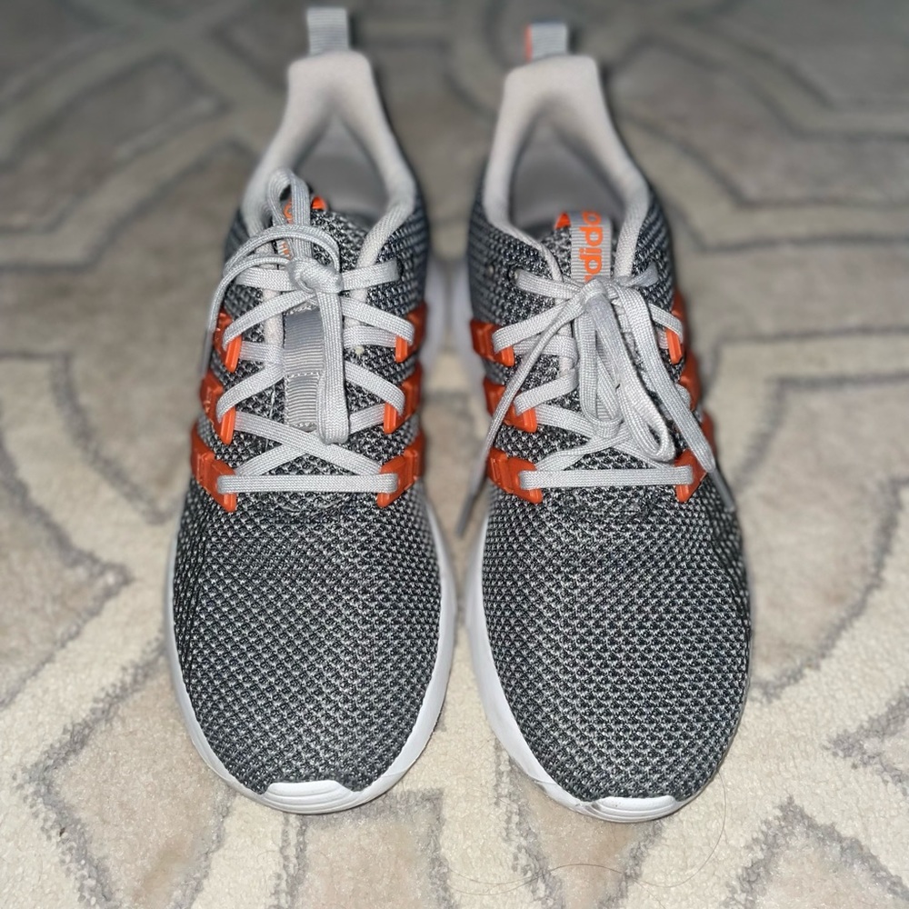 Adidas sneaker size 5 womens